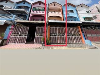 Casa adosada en venta de 3 habitaciones en Bang Khae, Bangkok