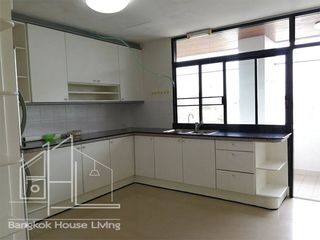 For rent 3 bedrooms apartment in Watthana, Bangkok