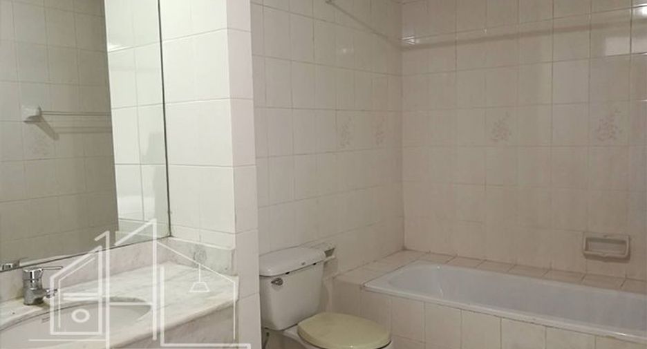 For rent 3 bedrooms apartment in Watthana, Bangkok