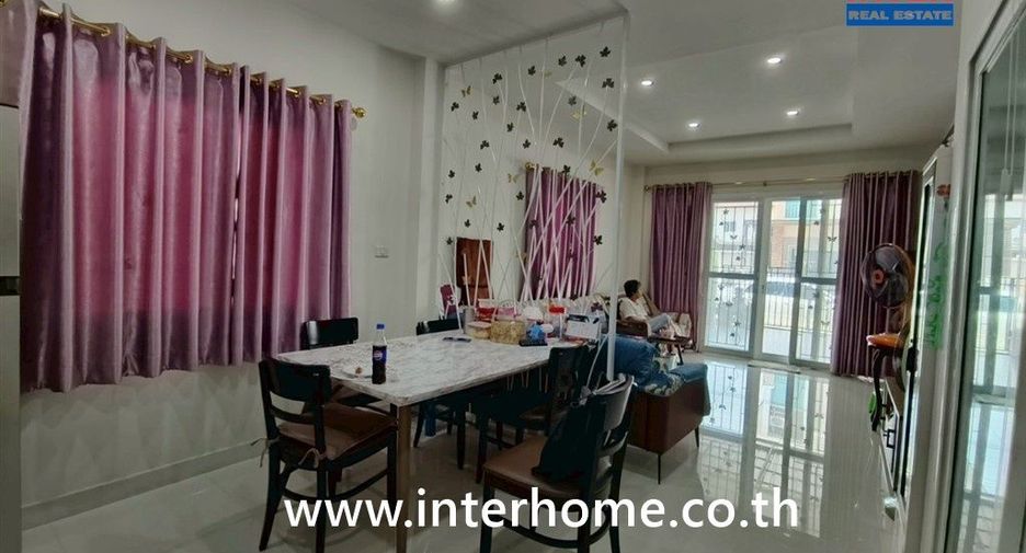 Casa adosada en venta de 4 habitaciones 