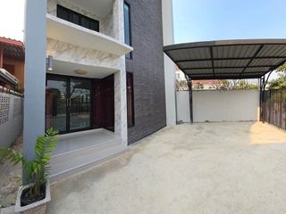 Casa en alquiler de 4 habitaciones en Bueng Kum, Bangkok