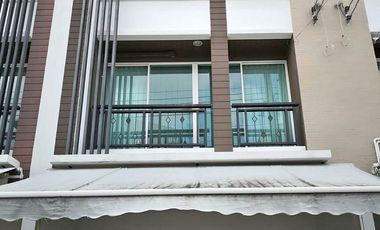 For rent 3 bedrooms townhouse in Lat Phrao, Bangkok