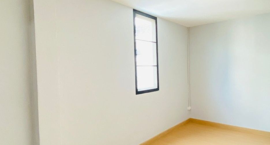 For rent 2 ベッドルーム retail Space in Phra Khanong, Bangkok
