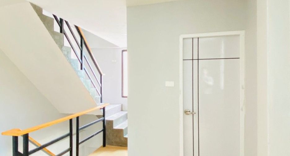 For rent 2 ベッドルーム retail Space in Phra Khanong, Bangkok