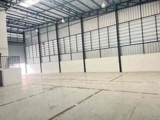 Local comercial en alquiler de 2 habitaciones en Lam Luk Ka, Pathum Thani