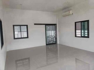 Local comercial en alquiler de 2 habitaciones en Lam Luk Ka, Pathum Thani
