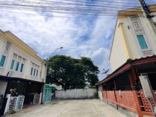 Casa adosada en venta de 4 habitaciones en Bang Khen, Bangkok