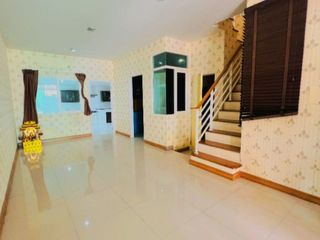 Casa adosada en venta de 4 habitaciones en Bang Khen, Bangkok