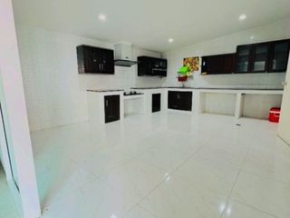 Casa adosada en venta de 4 habitaciones en Bang Khen, Bangkok