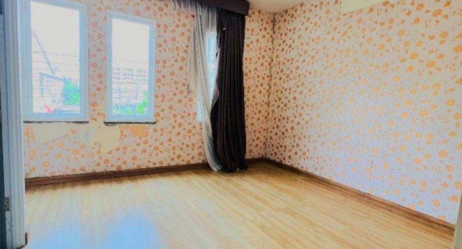 Casa adosada en venta de 4 habitaciones en Bang Khen, Bangkok