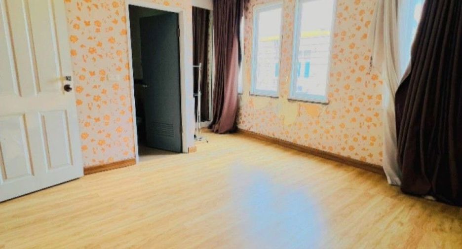 Casa adosada en venta de 4 habitaciones en Bang Khen, Bangkok