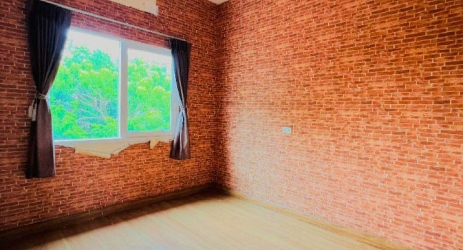 Casa adosada en venta de 4 habitaciones en Bang Khen, Bangkok
