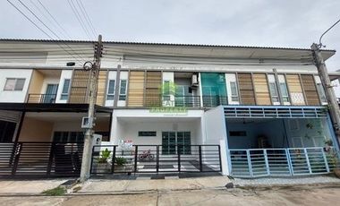 À vendre 3 chambres maison de ville à Khlong Sam Wa, Bangkok
