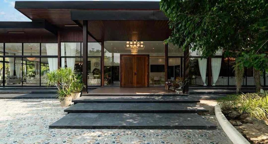 For rent 4 bedrooms villa in Bang Lamung, Chonburi