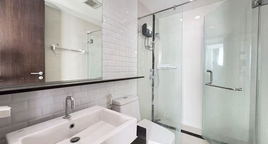 For rent 2 bedrooms condo in Pathum Wan, Bangkok