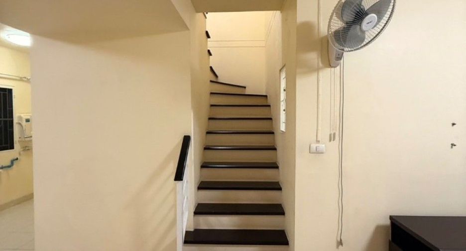 Casa adosada en venta de 3 habitaciones en Phra Samut Chedi, Samut Prakan