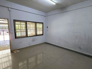 À vendre 2 chambres maison de ville à Bang Khun Thian, Bangkok
