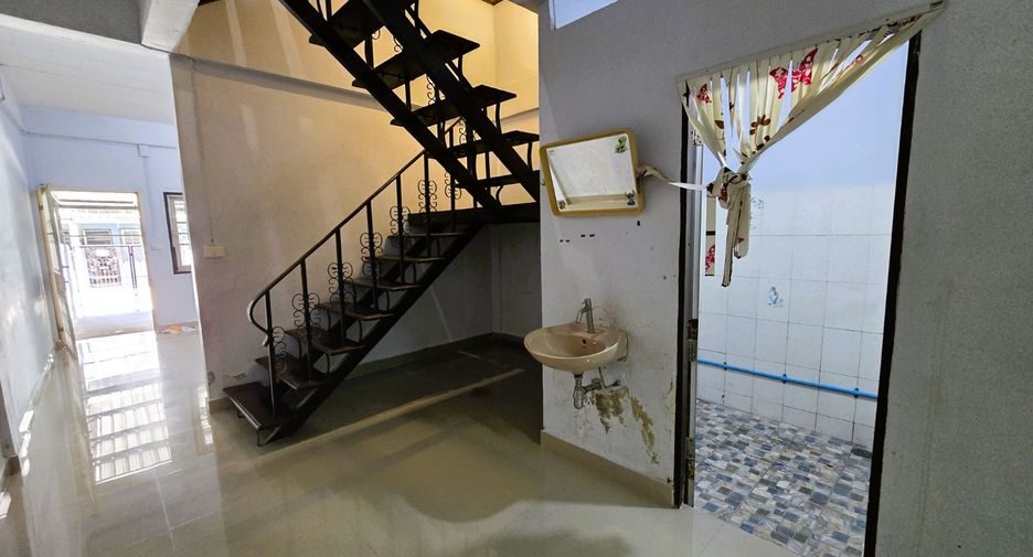 À vendre 2 chambres maison de ville à Bang Khun Thian, Bangkok