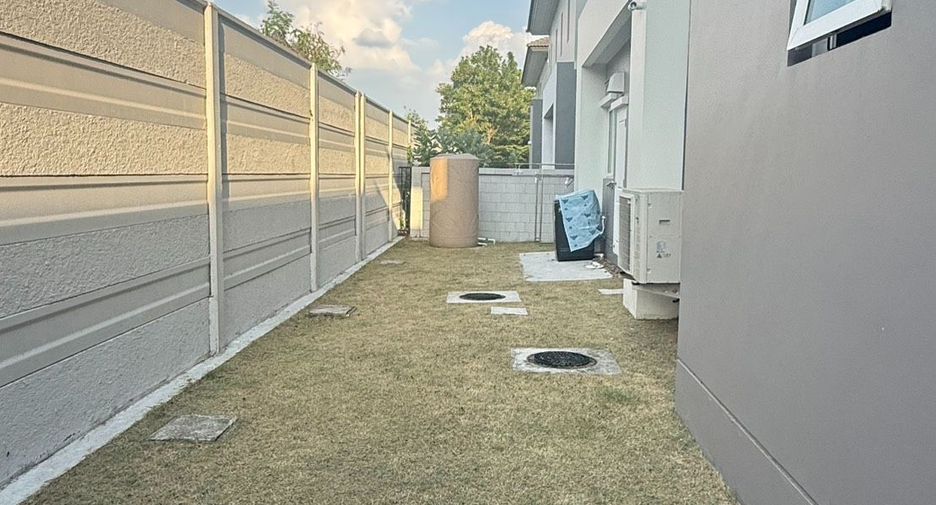 For rent 4 bedrooms house in Lat Krabang, Bangkok