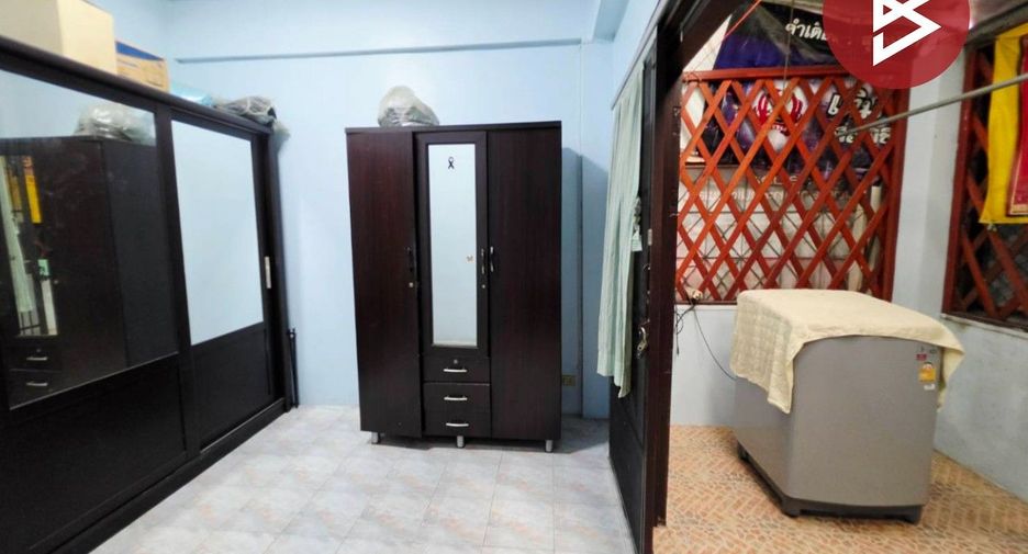 Casa adosada en venta de 3 habitaciones en Thung Khru, Bangkok