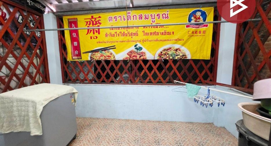 Casa adosada en venta de 3 habitaciones en Thung Khru, Bangkok