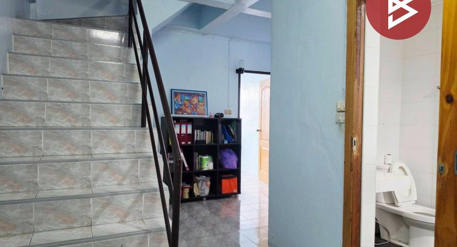 Casa adosada en venta de 3 habitaciones en Thung Khru, Bangkok