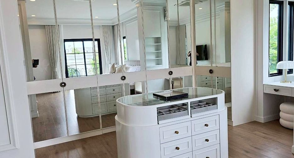 Haus zur Miete mit 5 Zimmer in Saphan Sung, Bangkok