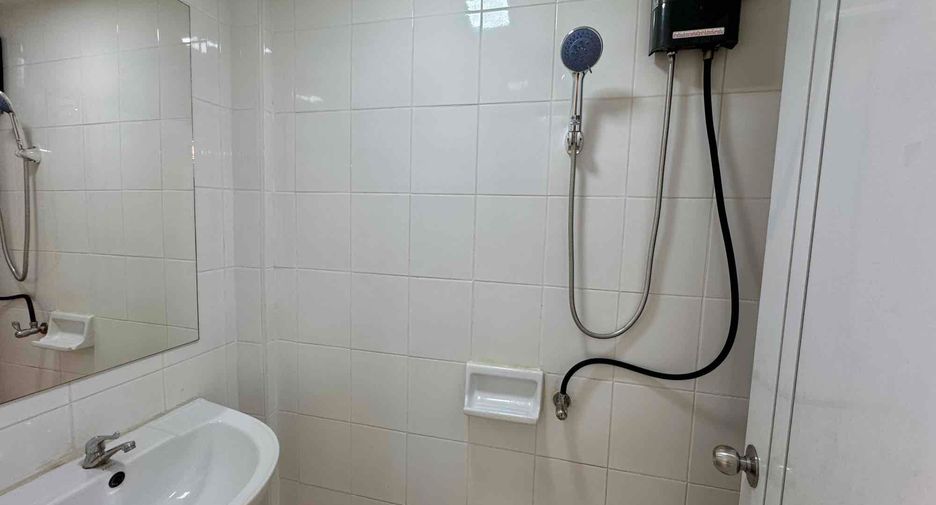 Casa adosada en alquiler de 2 habitaciones en Bang Lamung, Chonburi