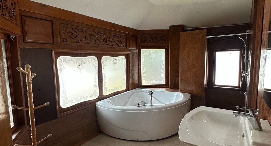 For rent and for sale 4 bedrooms house in Bang Lamung, Chonburi