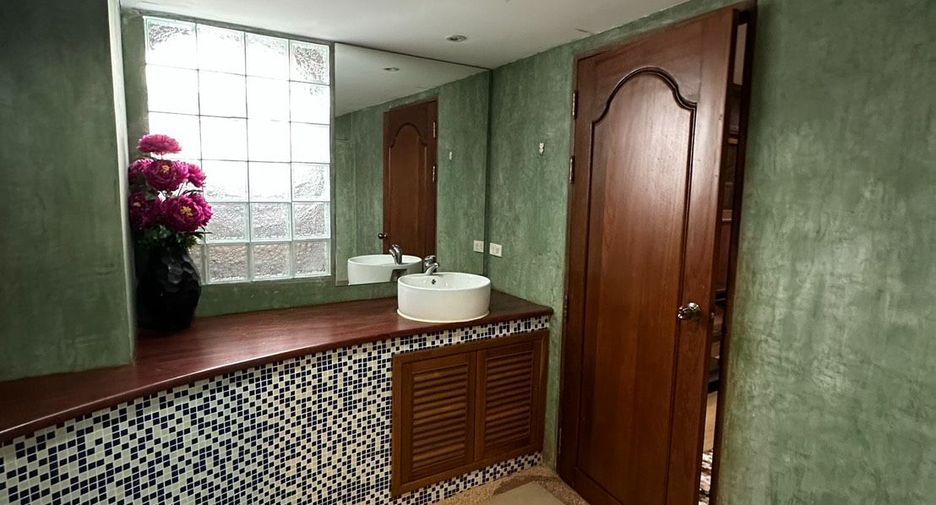 For rent and for sale 4 bedrooms house in Bang Lamung, Chonburi
