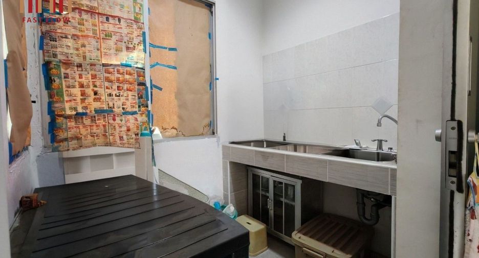 À vendre 4 chambres maison de ville à Lat Phrao, Bangkok