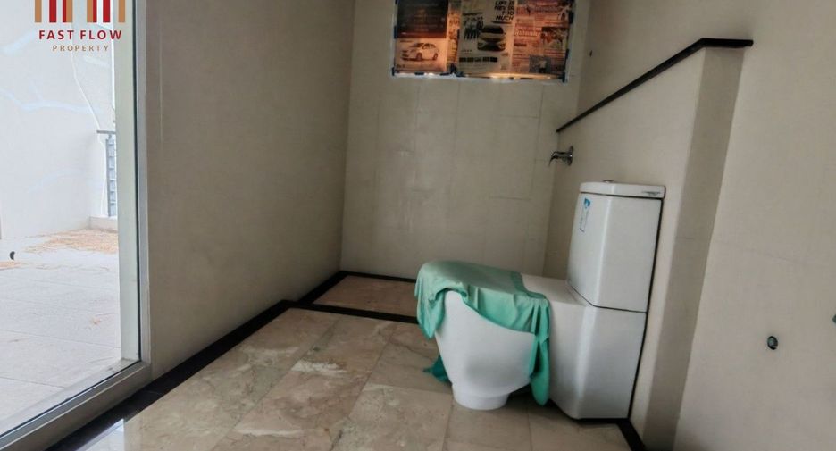 À vendre 4 chambres maison de ville à Lat Phrao, Bangkok