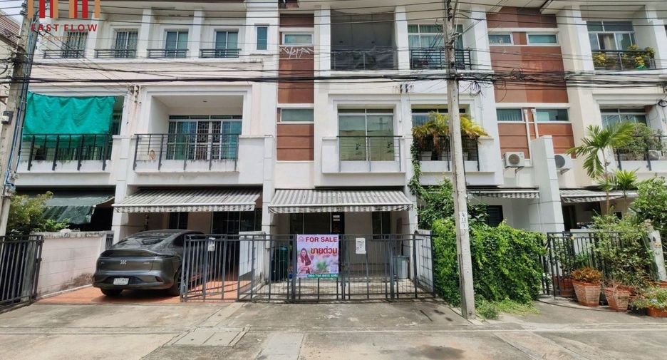 À vendre 4 chambres maison de ville à Lat Phrao, Bangkok