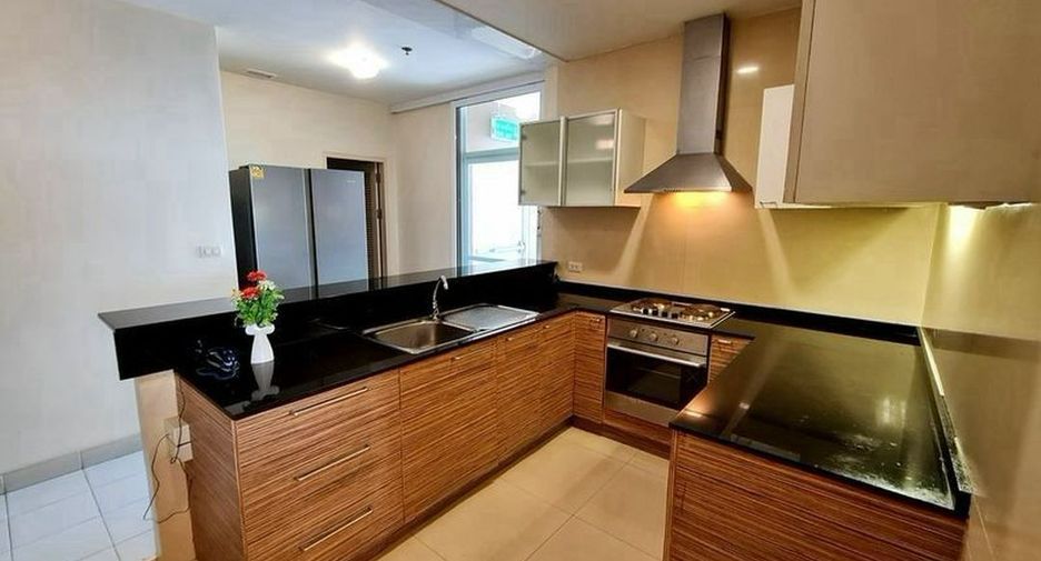 For rent 3 bedrooms condo in Watthana, Bangkok