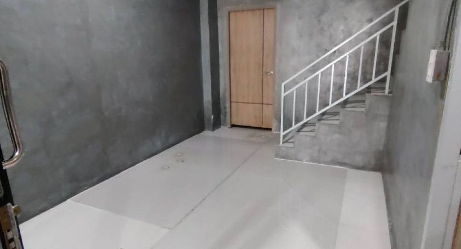 Local comercial en alquiler y en venta de 4 habitaciones en Khlong Luang, Pathum Thani