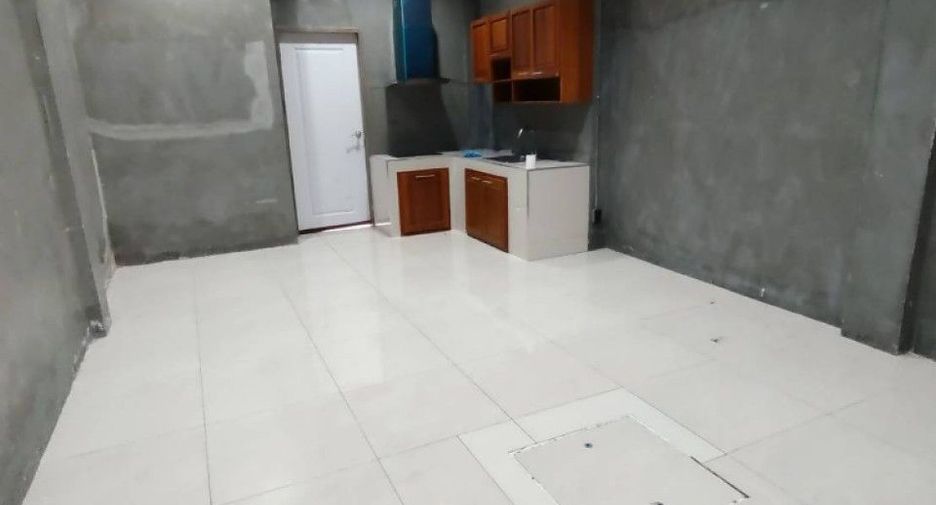 Local comercial en alquiler y en venta de 4 habitaciones en Khlong Luang, Pathum Thani