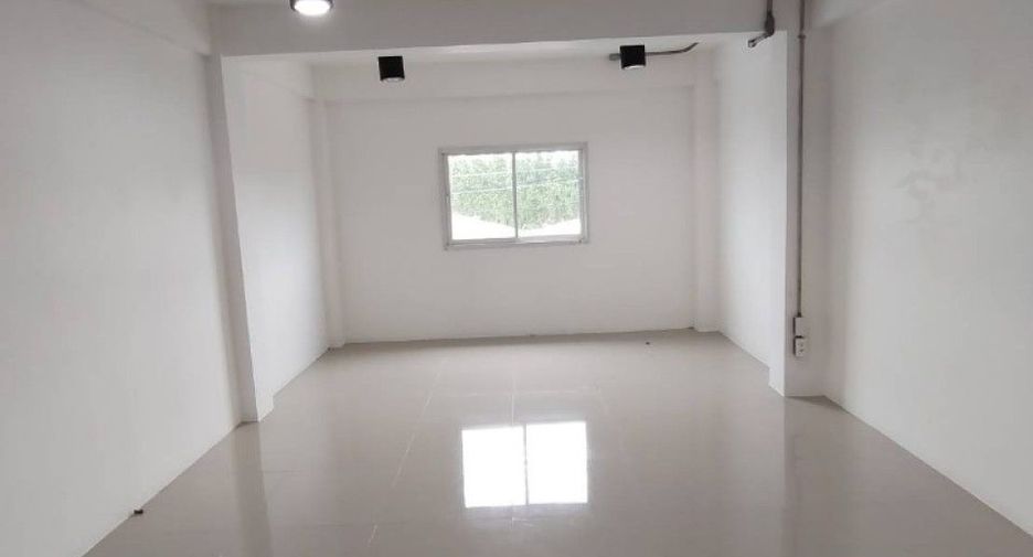 Local comercial en alquiler y en venta de 4 habitaciones en Khlong Luang, Pathum Thani
