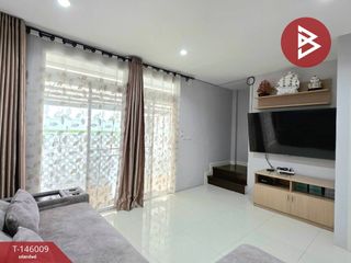 Casa adosada en venta de estudio en Thung Khru, Bangkok