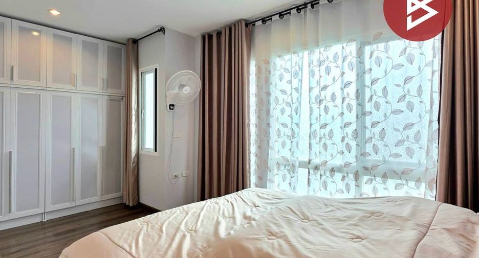 Casa adosada en venta de estudio en Thung Khru, Bangkok
