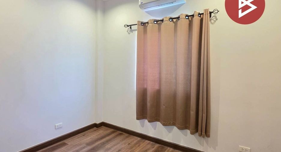Casa adosada en venta de estudio en Thung Khru, Bangkok