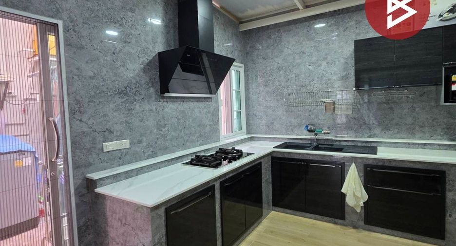 Casa adosada en venta de estudio en Thung Khru, Bangkok