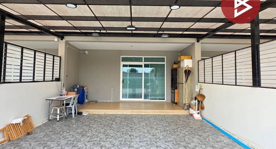 Casa adosada en venta de estudio en Thung Khru, Bangkok