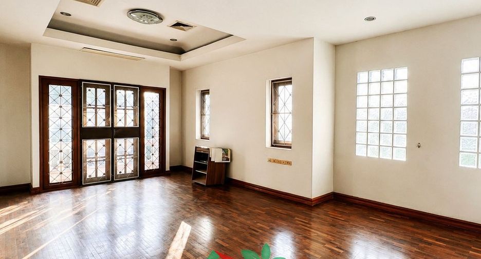 For sale 5 bedrooms house in Thawi Watthana, Bangkok