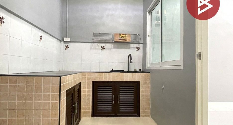 À vendre 2 chambres maison de ville à Phan Thong, Chonburi