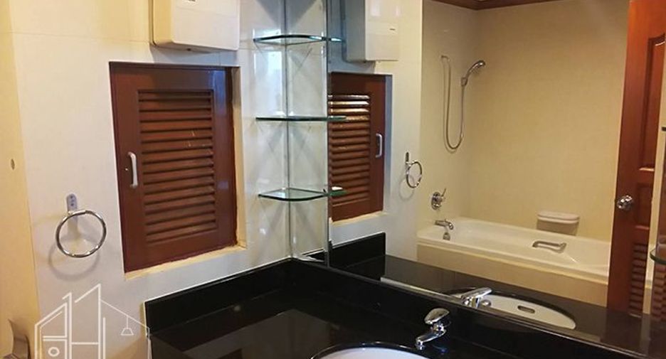 For rent 4 ベッドルーム condo in Khlong Toei, Bangkok