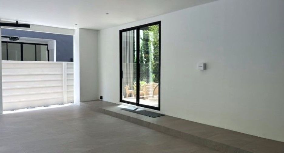 For sale 4 bedrooms house in Suan Luang, Bangkok