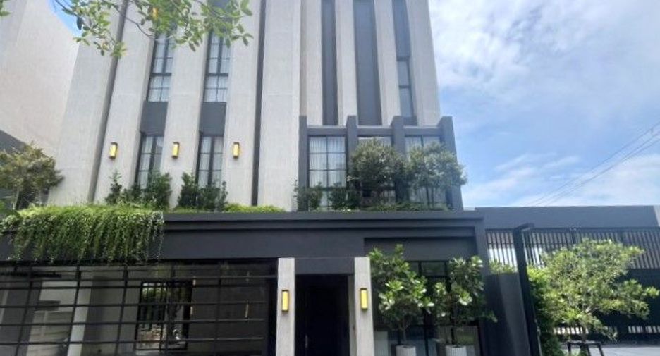 For sale 4 bedrooms house in Suan Luang, Bangkok