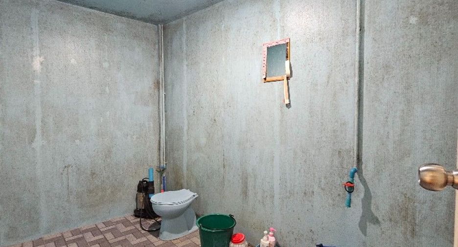For sale 3 bedrooms retail Space in Ban Bueng, Chonburi