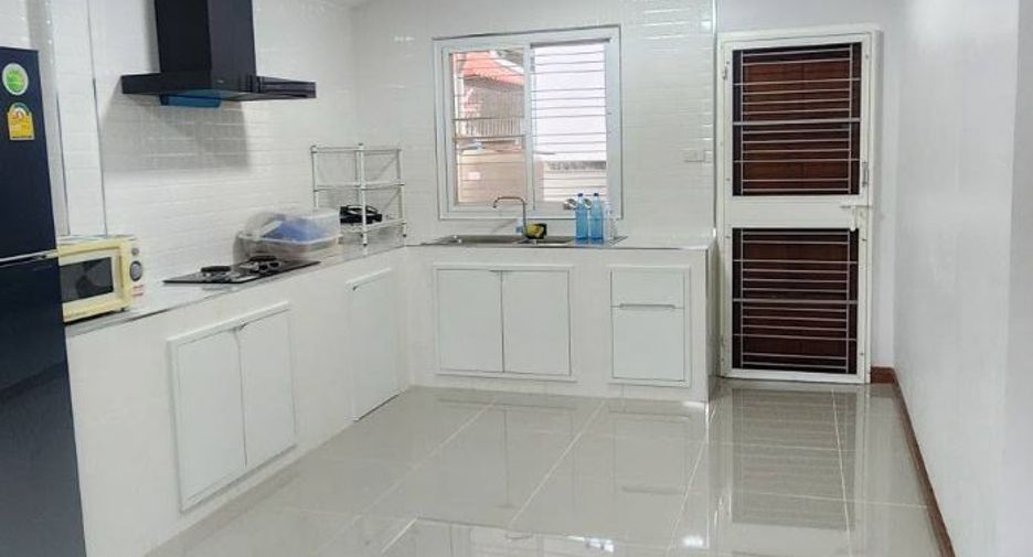 À louer 4 chambres maison à Saraphi, Chiang Mai