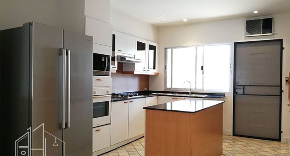 Condo en alquiler de 3 habitaciones en Khlong Toei, Bangkok